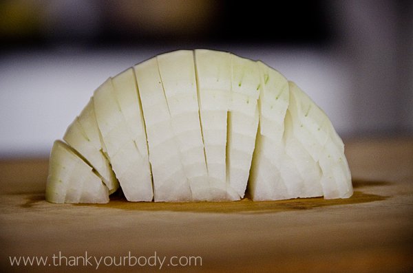 Picture tutorial: How to cut an onion easily and safely.